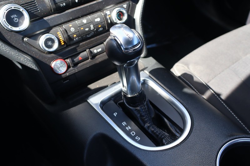 Ford Mustang Vehicle Full-screen Gallery Image 27
