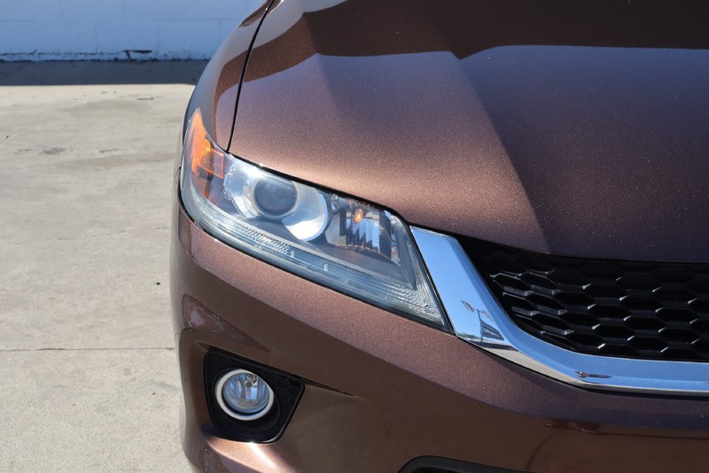 Honda Accord Coupe Vehicle Full-screen Gallery Image 03