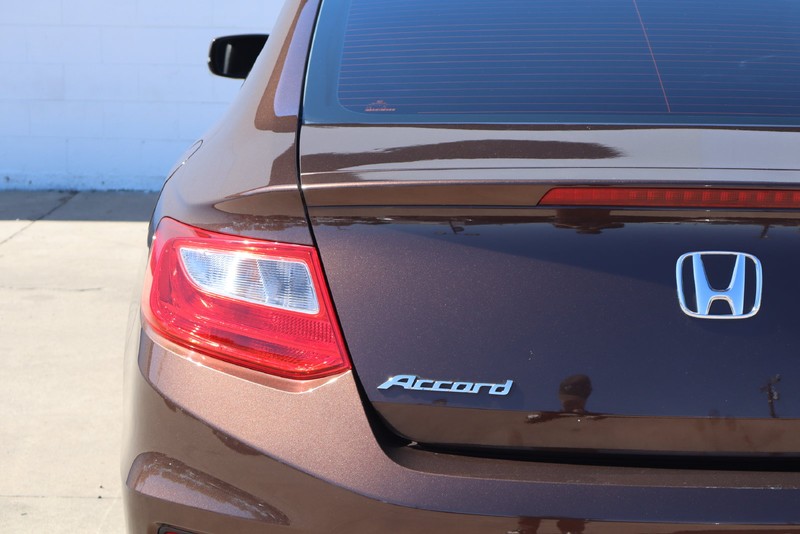 Honda Accord Coupe Vehicle Full-screen Gallery Image 07