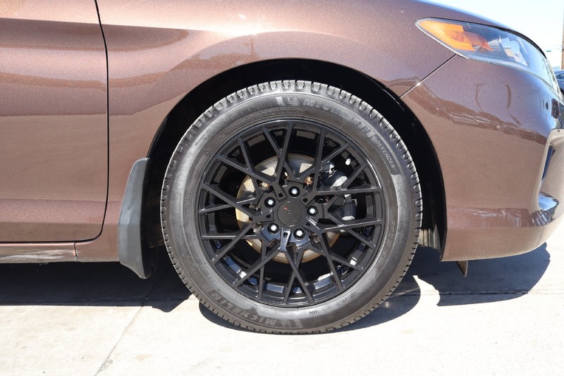 Honda Accord Coupe Vehicle Full-screen Gallery Image 13