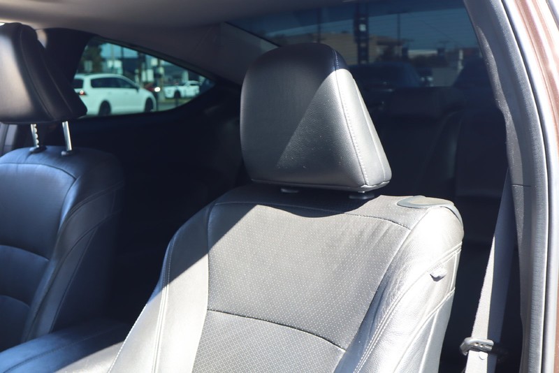 Honda Accord Coupe Vehicle Full-screen Gallery Image 17