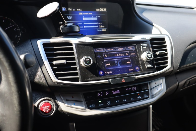 Honda Accord Coupe Vehicle Full-screen Gallery Image 24