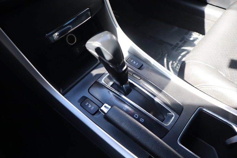 Honda Accord Coupe Vehicle Full-screen Gallery Image 27