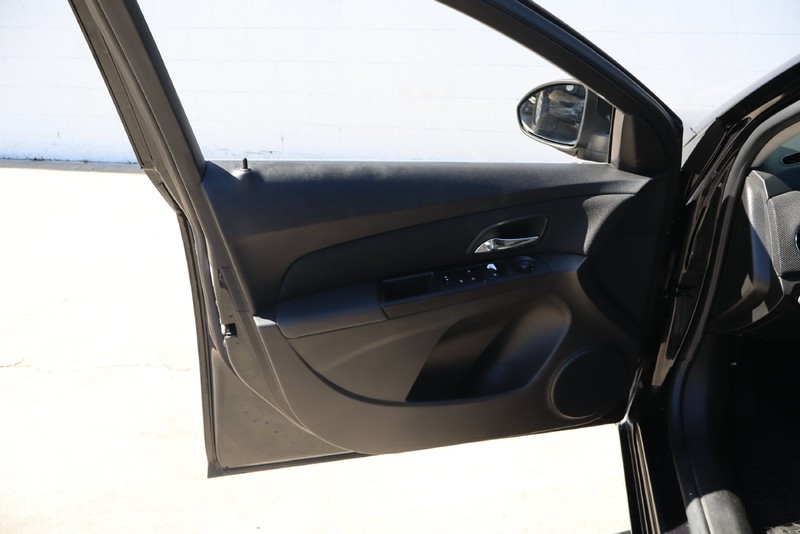Chevrolet Cruze Limited Vehicle Full-screen Gallery Image 14