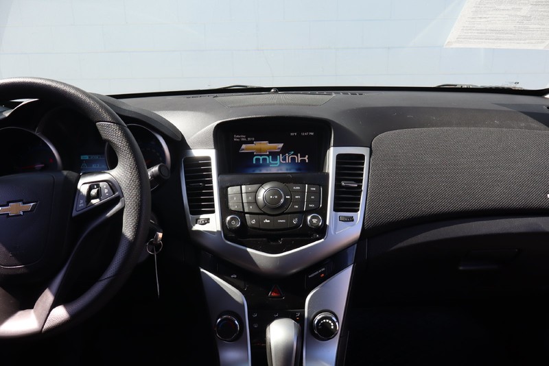 Chevrolet Cruze Limited Vehicle Full-screen Gallery Image 24