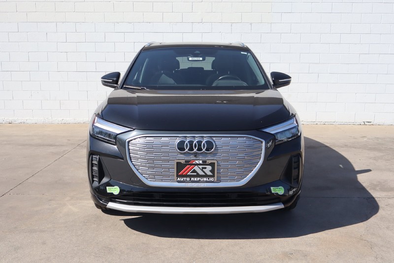 Audi Q4 e-tron Vehicle Full-screen Gallery Image 02