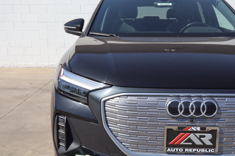 Audi Q4 e-tron Vehicle Full-screen Gallery Image 03