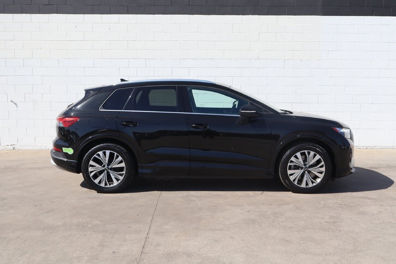 Audi Q4 e-tron Vehicle Full-screen Gallery Image 04