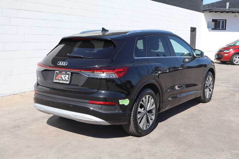 Audi Q4 e-tron Vehicle Full-screen Gallery Image 05