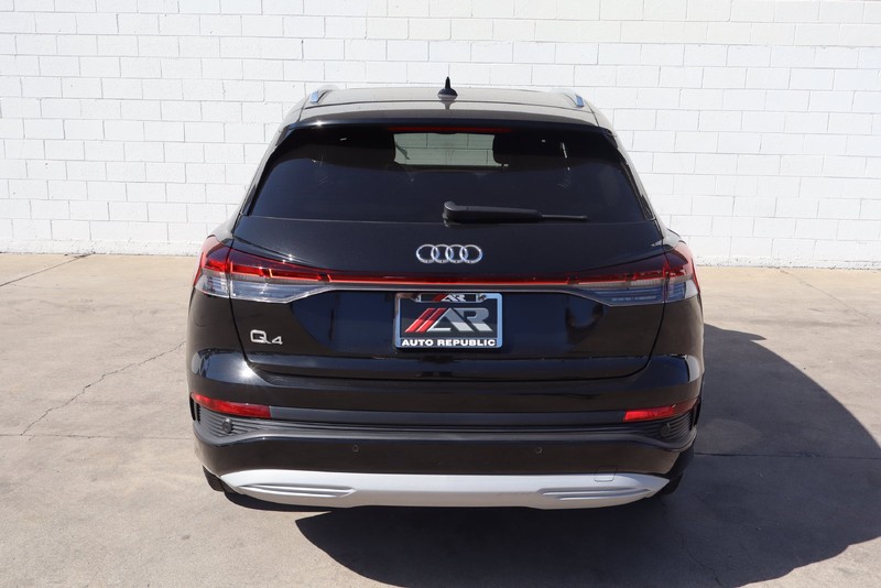 Audi Q4 e-tron Vehicle Full-screen Gallery Image 06