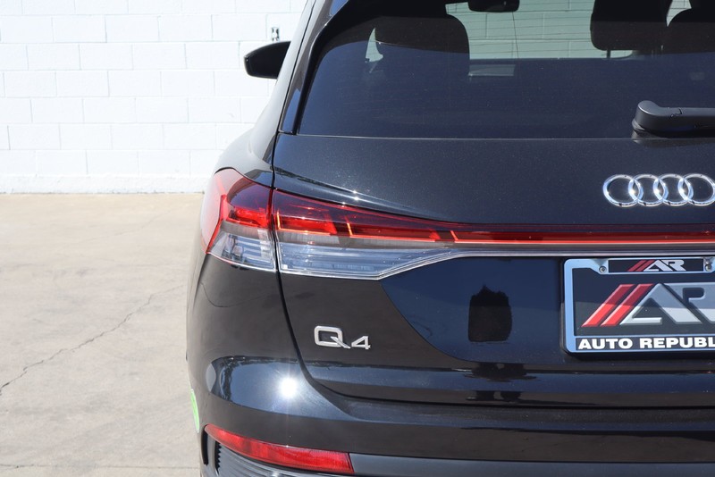 Audi Q4 e-tron Vehicle Full-screen Gallery Image 07