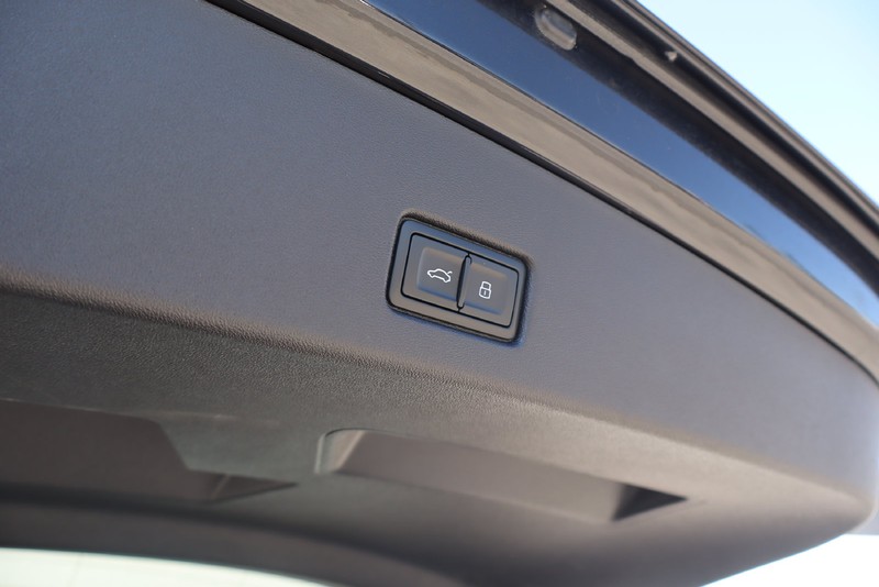Audi Q4 e-tron Vehicle Full-screen Gallery Image 09