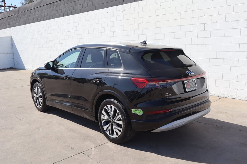 Audi Q4 e-tron Vehicle Full-screen Gallery Image 10