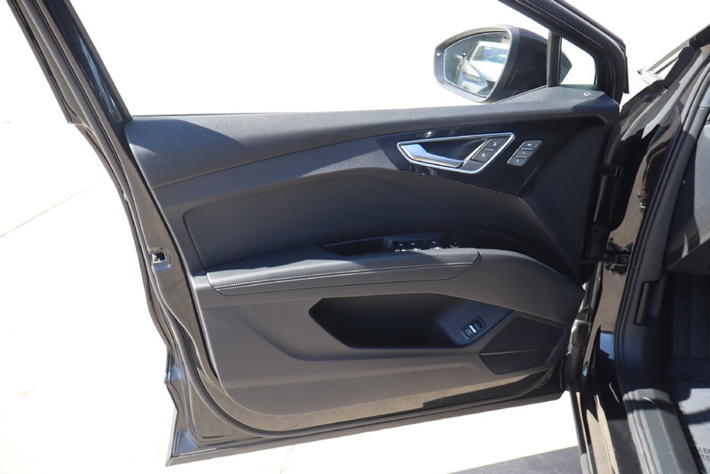 Audi Q4 e-tron Vehicle Full-screen Gallery Image 14