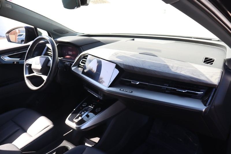 Audi Q4 e-tron Vehicle Full-screen Gallery Image 18