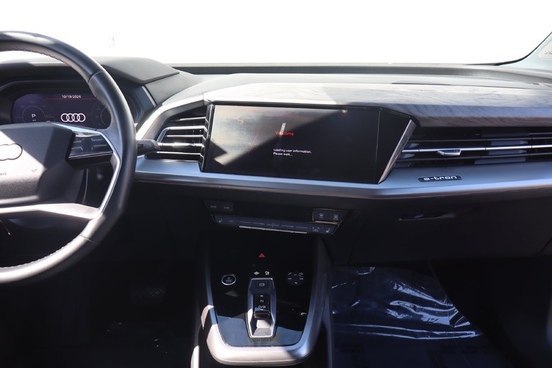 Audi Q4 e-tron Vehicle Full-screen Gallery Image 24