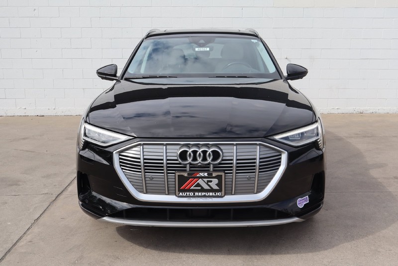 Audi e-tron Vehicle Full-screen Gallery Image 02
