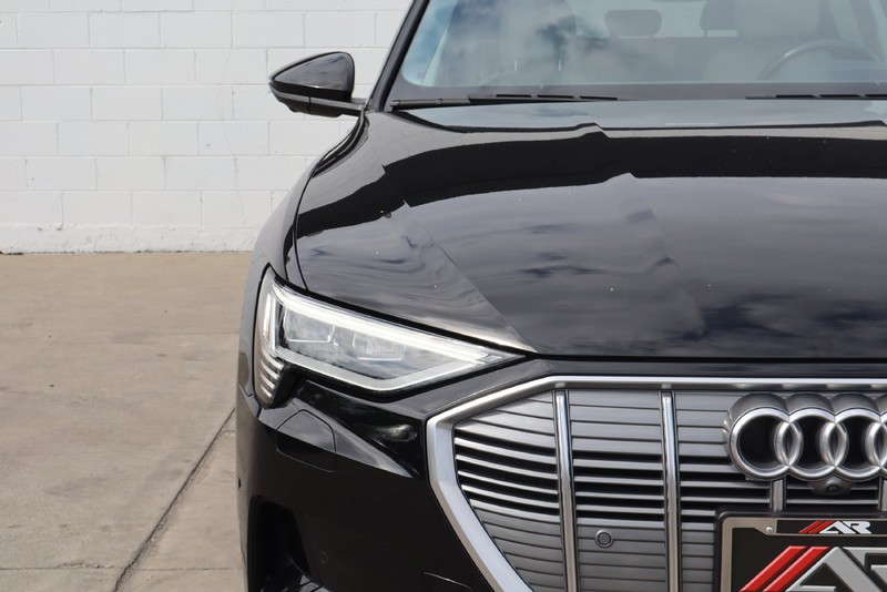 Audi e-tron Vehicle Full-screen Gallery Image 03