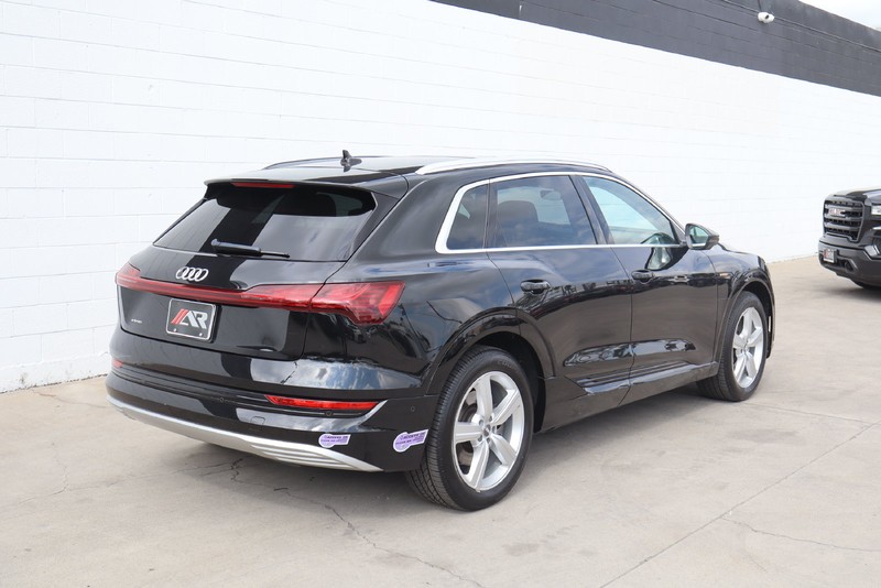 Audi e-tron Vehicle Full-screen Gallery Image 05