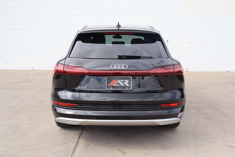 Audi e-tron Vehicle Full-screen Gallery Image 06