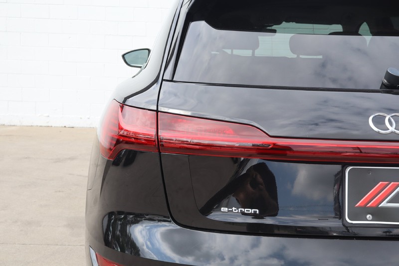 Audi e-tron Vehicle Full-screen Gallery Image 07