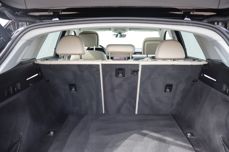 Audi e-tron Vehicle Full-screen Gallery Image 08