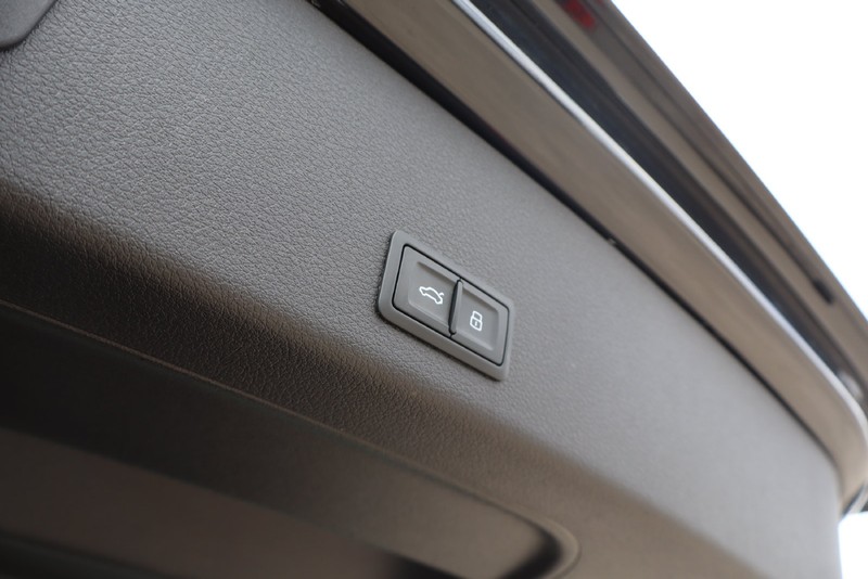 Audi e-tron Vehicle Full-screen Gallery Image 09