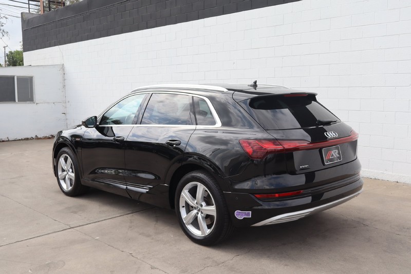 Audi e-tron Vehicle Full-screen Gallery Image 10