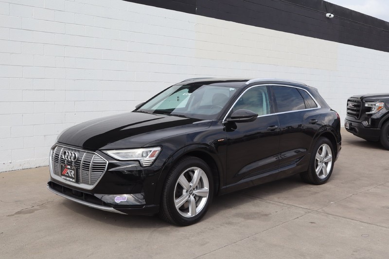 Audi e-tron Vehicle Full-screen Gallery Image 12