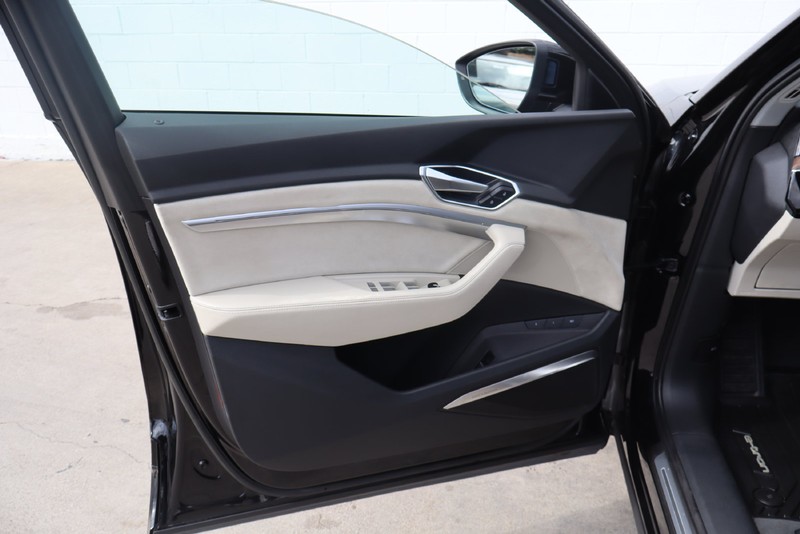 Audi e-tron Vehicle Full-screen Gallery Image 15
