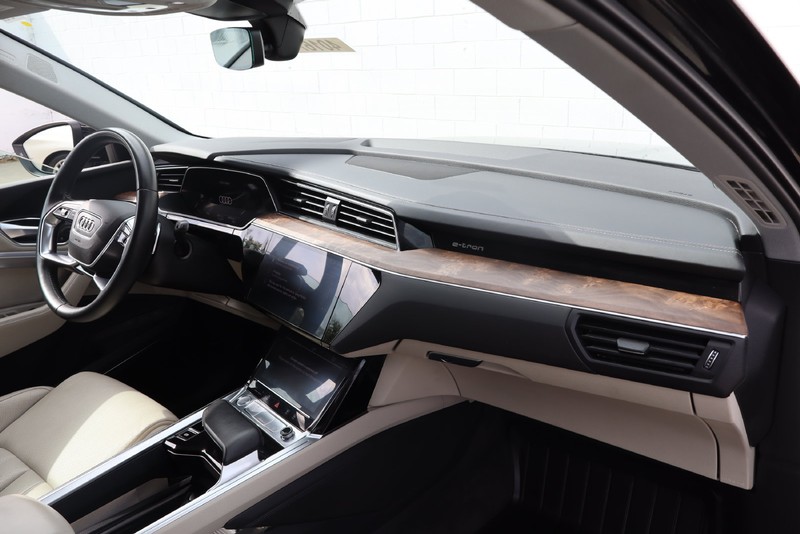 Audi e-tron Vehicle Full-screen Gallery Image 20