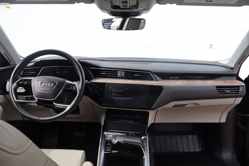 Audi e-tron Vehicle Full-screen Gallery Image 23