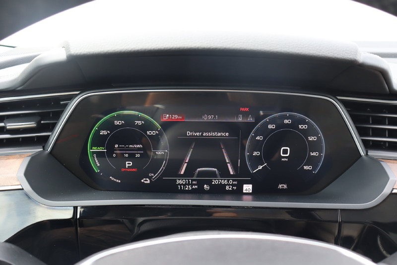 Audi e-tron Vehicle Full-screen Gallery Image 24