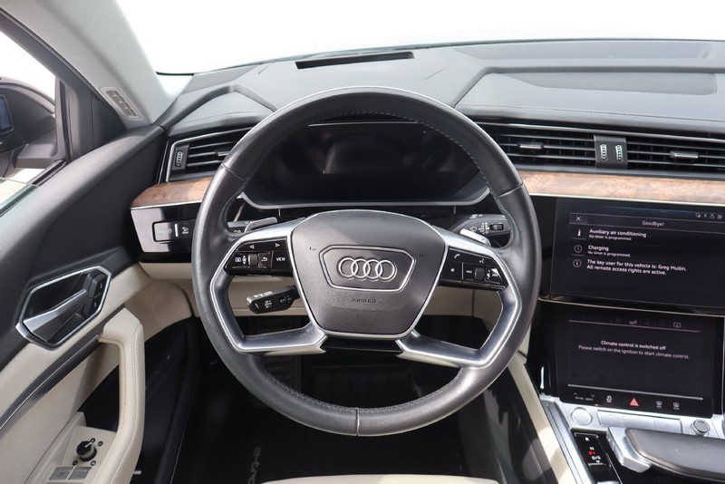 Audi e-tron Vehicle Full-screen Gallery Image 25