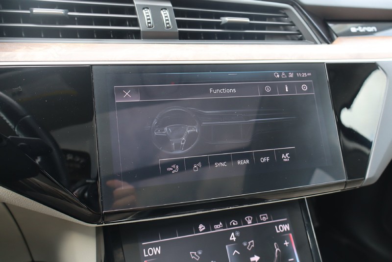 Audi e-tron Vehicle Full-screen Gallery Image 27