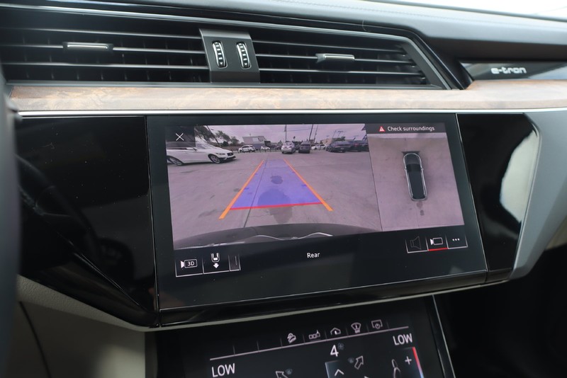 Audi e-tron Vehicle Full-screen Gallery Image 28