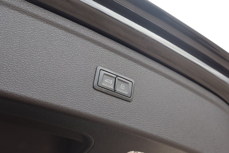 Audi Q5 Vehicle Full-screen Gallery Image 09