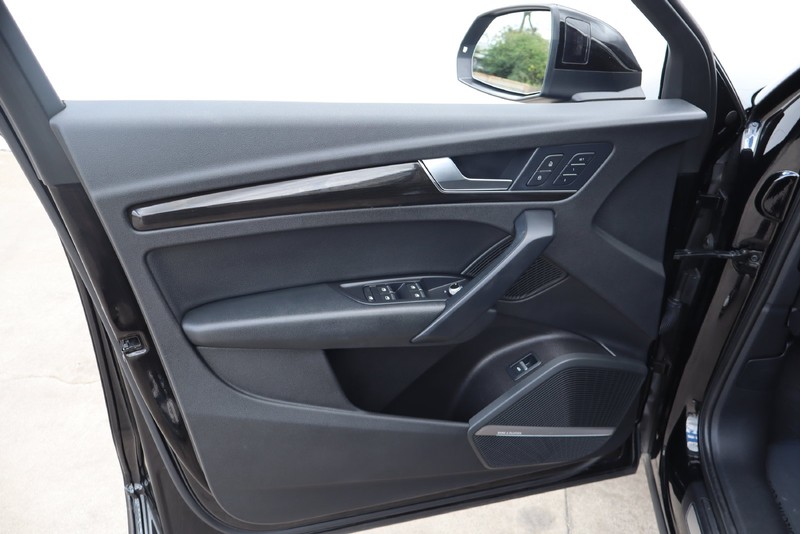 Audi Q5 Vehicle Full-screen Gallery Image 15