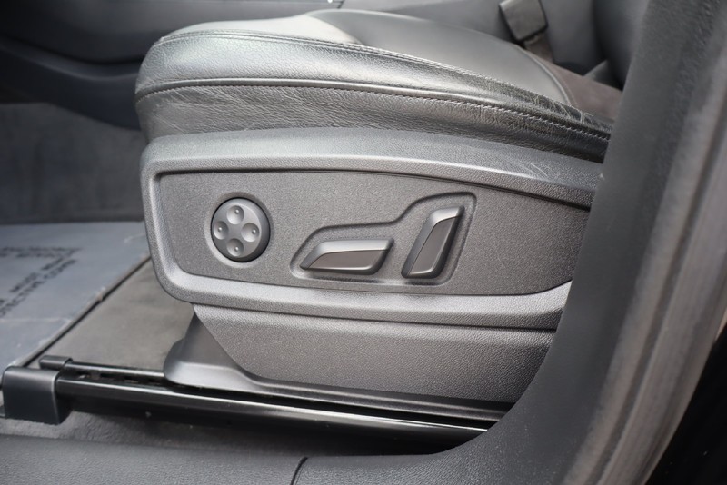 Audi Q5 Vehicle Full-screen Gallery Image 19