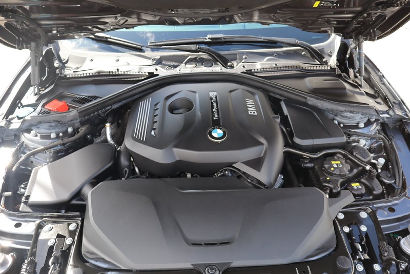 BMW 4 Series Vehicle Full-screen Gallery Image 12