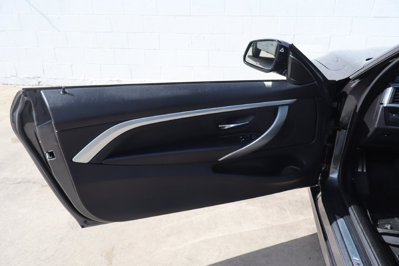 BMW 4 Series Vehicle Full-screen Gallery Image 14
