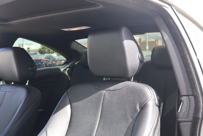 BMW 4 Series Vehicle Full-screen Gallery Image 17