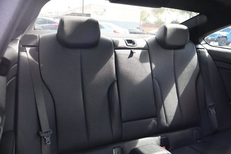 BMW 4 Series Vehicle Full-screen Gallery Image 21