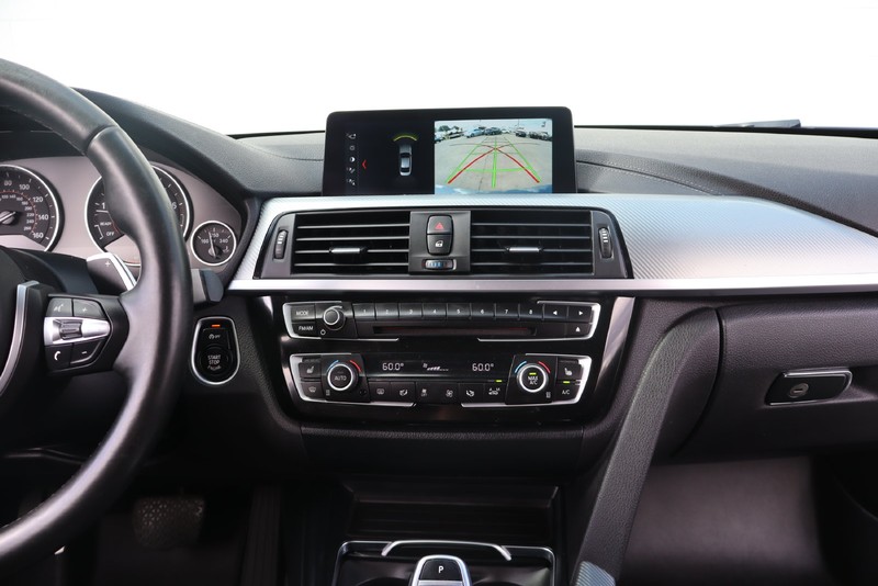 BMW 4 Series Vehicle Full-screen Gallery Image 22