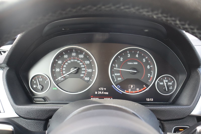 BMW 4 Series Vehicle Full-screen Gallery Image 23