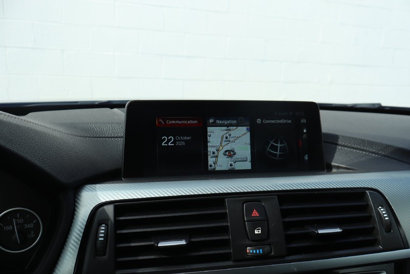 BMW 4 Series Vehicle Full-screen Gallery Image 25