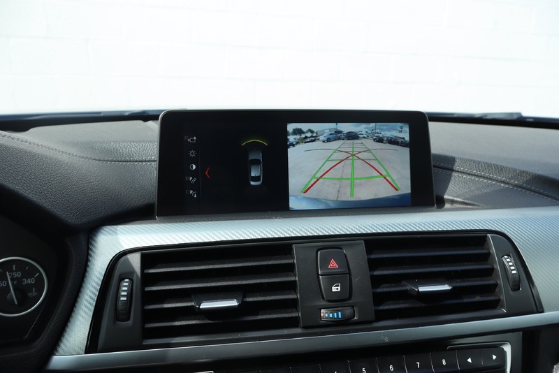 BMW 4 Series Vehicle Full-screen Gallery Image 26