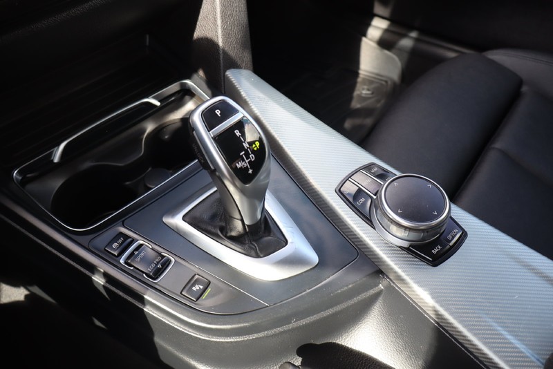BMW 4 Series Vehicle Full-screen Gallery Image 27