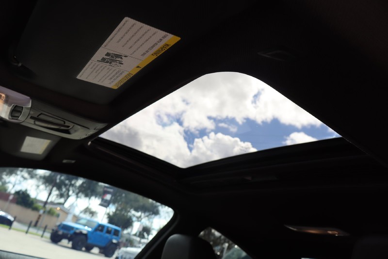 BMW 4 Series Vehicle Full-screen Gallery Image 28