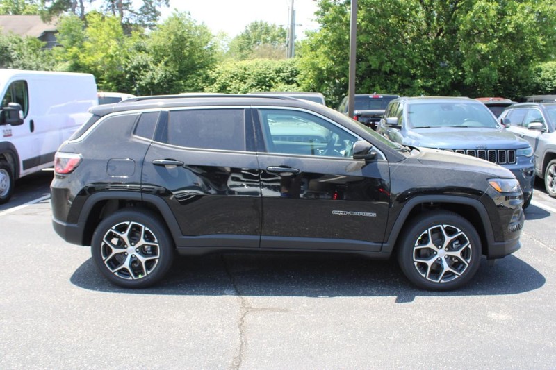 Jeep Compass Vehicle Image 02